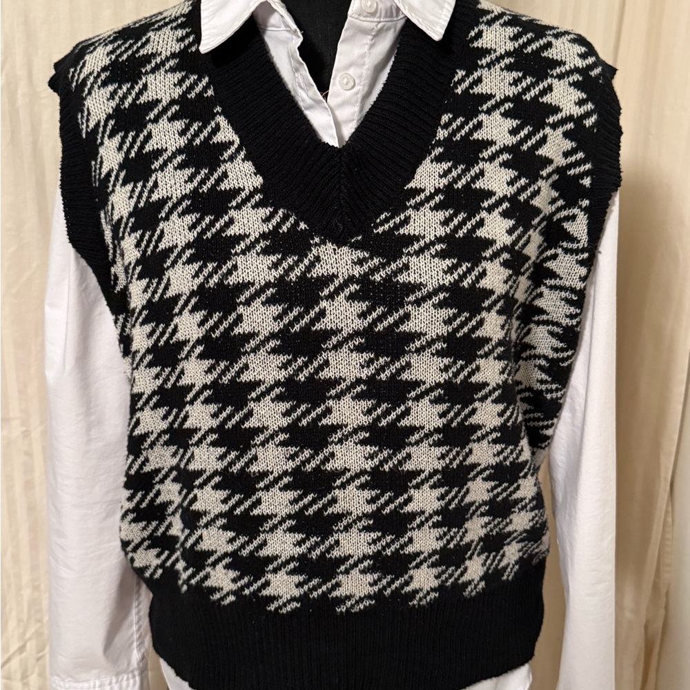 Chic Houndstooth V-Neck Sweater Vest